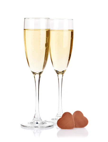 Alla Hjärtans Dag Choklad Hjärtan Och Champagneglas Isolerad Vit Bakgrund — Stockfoto