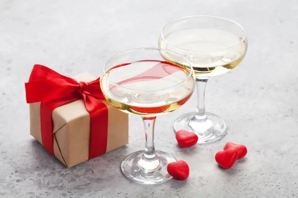Открытки День Святого Валентина Шампанским Подарочной Коробкой Конфетными Сердечками Каменном — стоковое фото