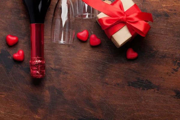 Вітальна Листівка День Святого Валентина Пляшкою Шампанського Цукерками Подарунковою Коробкою — стокове фото