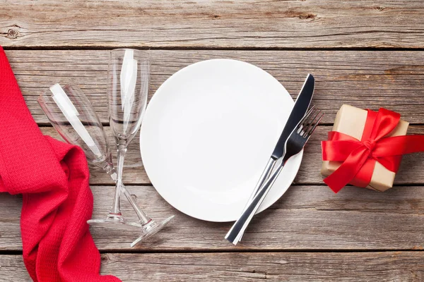 San Valentino Tavola Apparecchiata Con Piatto Bicchieri Champagne Confezione Regalo — Foto Stock