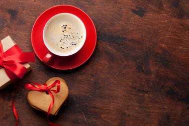 Sevgililer günü tebrik kartı hediye kutusu, kahve fincanı ve kalp kurabiye ahşap arka plan üzerinde şeklinde. Üstten görünüm ile selam alan. Düz yatıyordu