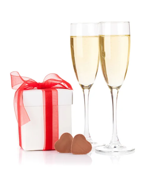 Alla Hjärtans Dag Presentbox Choklad Hjärtan Och Champagneglas Isolerad Vit — Stockfoto