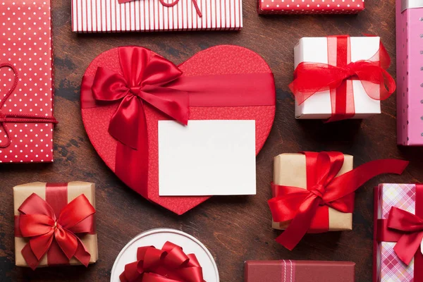 Aftelkalender Voor Valentijnsdag Wenskaart Met Hart Geschenkdozen Houten Achtergrond Bovenaanzicht — Stockfoto