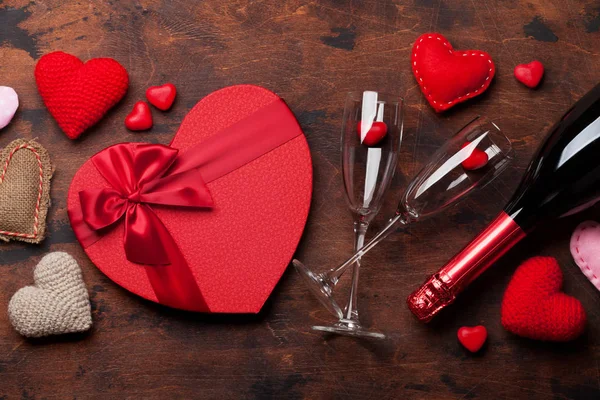 Valentýna Blahopřání Krabičky Tvaru Srdce Šampaňské Dřevěné Pozadí Pohled Shora — Stock fotografie
