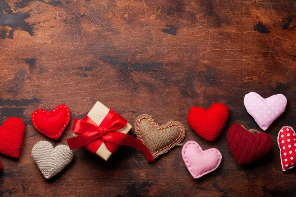 情人节贺卡与手工制作的心脏玩具和爱礼品盒的木制背景 顶部视图与空间为您的问候 — 图库照片