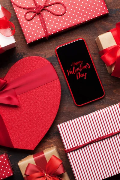 발렌타인 상자와 배경에 스마트폰 인사말 인사말 스마트폰 App 평면에 — 스톡 사진