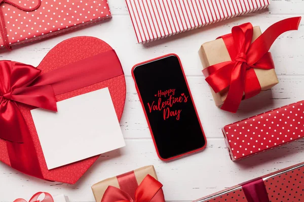 Valentýna Přání Srdce Dárkové Krabičky Smartphone Dřevěné Pozadí Pohled Shora — Stock fotografie
