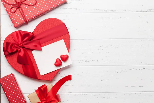 Biglietto Auguri San Valentino Con Scatole Regalo Cuore Sfondo Legno — Foto Stock