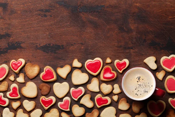 コーヒー カップと心バレンタインデーのグリーティング カードの木製の背景にクッキーを形作りました あなたの挨拶のためのスペースの平面図です フラットを置く — ストック写真