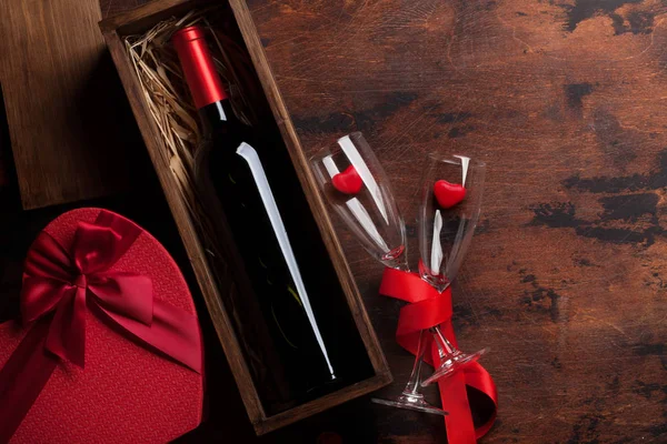Valentinstag Grußkarte Mit Rotweinflasche Und Liebesgeschenkschachtel Auf Holzgrund Ansicht Von — Stockfoto