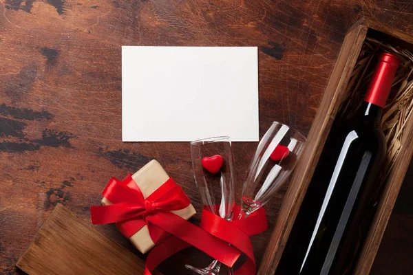 Valentinstag Grußkarte Mit Rotweinflasche Und Liebesgeschenkschachtel Auf Holzgrund Ansicht Von — Stockfoto