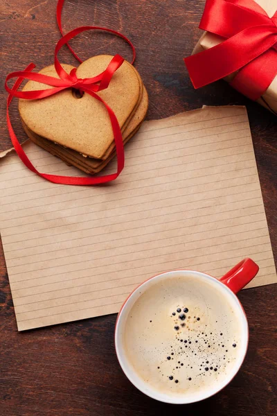 ギフト ボックス コーヒー カップの心とバレンタインのグリーティング カードの木製の背景にクッキーを形作りました あなたの挨拶のメモ帳で平面図です フラットを置く — ストック写真