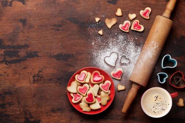 情人节贺卡与烹饪心形饼干在木制背景 顶部视图与空间为您的问候 — 图库照片