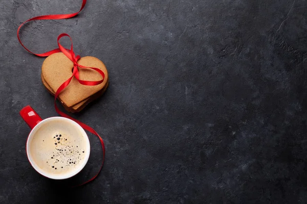 Valentinstag Grußkarte Mit Kaffeetasse Und Herzförmigen Plätzchen Auf Steingrund Ansicht — Stockfoto