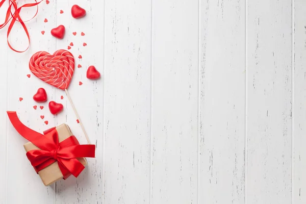 情人节贺卡与心糖果和礼品盒在木背景 顶部视图与空间为您的问候 — 图库照片