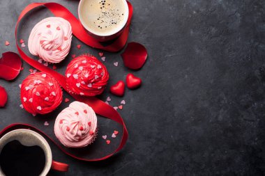 Sevgililer günü tebrik kartı ile lezzetli tatlı çörekler ve taş zemin üzerine kahve bardağı