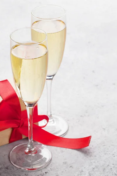 Открытки День Святого Валентина Шампанским Подарочной Коробкой Каменном Фоне — стоковое фото