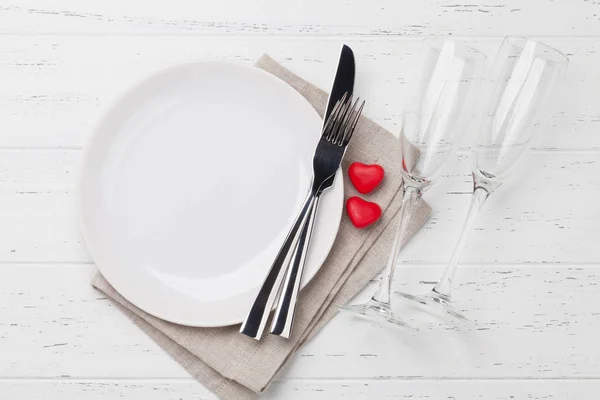 情人节餐桌设置与盘子 香槟眼镜和糖果心 — 图库照片