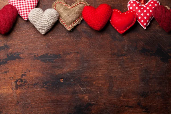 情人节贺卡与手工制作的心脏玩具在木制背景 — 图库照片