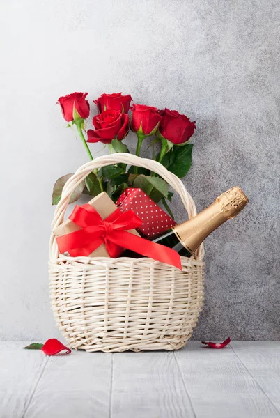 情人节贺卡与香槟在篮子 礼品盒和玫瑰花花束 — 图库照片