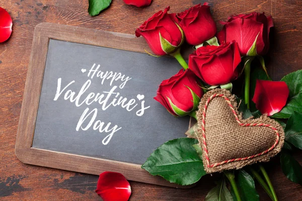 Открытки День Святого Валентина Красным Букетом Розы Деревянном Фоне — стоковое фото