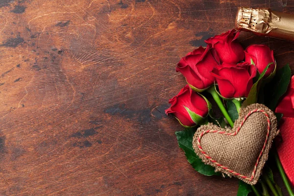 Tarjeta Felicitación San Valentín Con Ramo Rosas Rojas Sobre Fondo —  Fotos de Stock