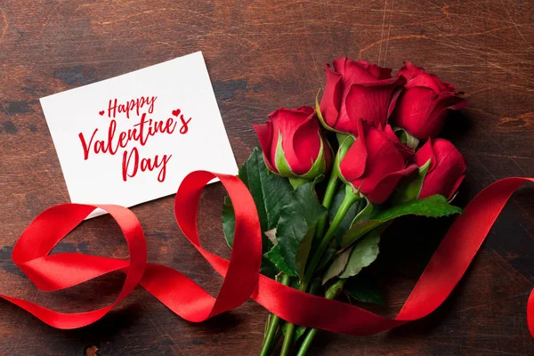 Tarjeta Felicitación San Valentín Con Ramo Rosas Rojas Sobre Fondo — Foto de Stock