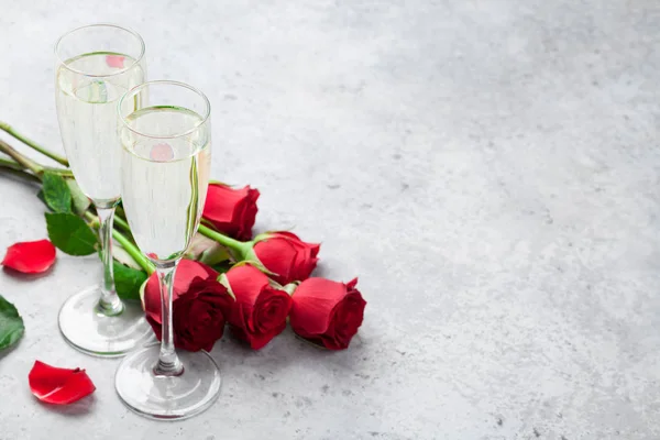 Cartão Saudação Dia Dos Namorados Com Champanhe Buquê Flores Rosa — Fotografia de Stock