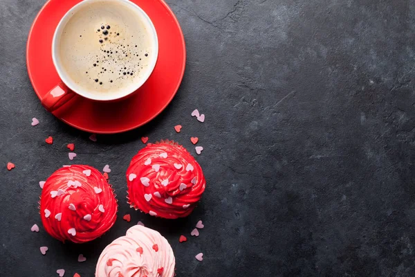 Открытки День Святого Валентина Вкусными Сладкими Кексами Чашкой Кофе Каменном — стоковое фото