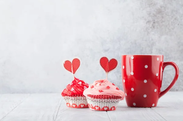 Valentinstag Grußkarte Mit Leckeren Süßen Cupcakes Und Kaffeetasse — Stockfoto