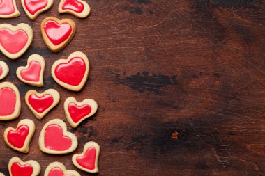 Sevgililer günü tebrik kartı kalpli kurabiye ahşap arka plan üzerinde şeklinde. Üstten görünüm ile selam alan. Düz yatıyordu