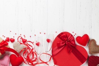 Sevgililer günü tebrik kartı handmaded kalp oyuncaklar ve sevgi hediye kutuları ahşap arka plan üzerinde