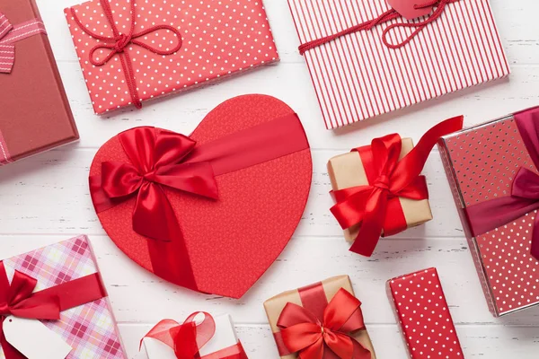 情人节贺卡与心脏礼品盒在木背景 — 图库照片