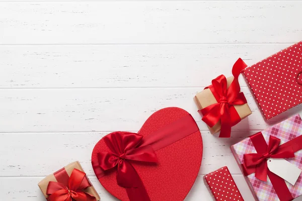 Carte Voeux Saint Valentin Avec Boîtes Cadeaux Coeur Sur Fond — Photo