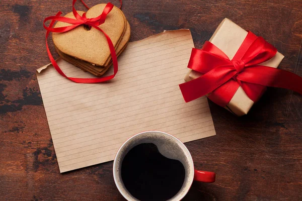 情人节贺卡与礼品盒 咖啡杯和心形饼干在木制背景 顶部视图与记事本为您的问候 — 图库照片