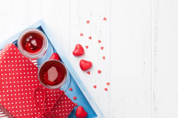 Valentinstag Grußkarte Mit Champagner Und Liebe Geschenkbox Auf Holzgrund Ansicht — Stockfoto