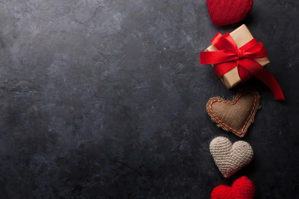 情人节贺卡与手工制作的心脏玩具和石头背景上的爱的礼品盒 — 图库照片