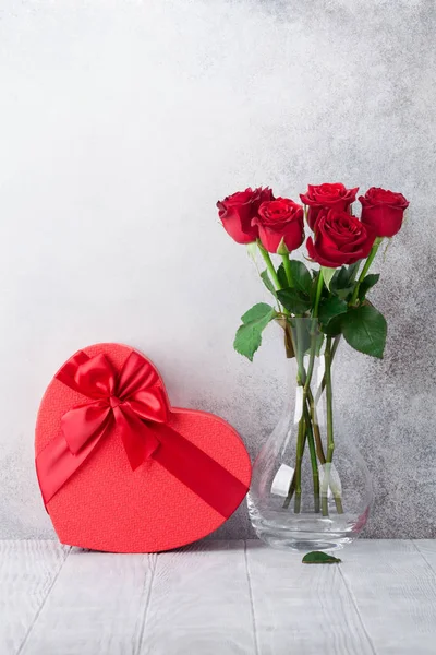 情人节贺卡与礼品盒和玫瑰花花束 用空间为您的问候 — 图库照片