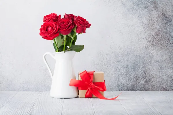 情人节贺卡与红玫瑰花花束和礼品盒在石墙前 用空间为您的问候 — 图库照片