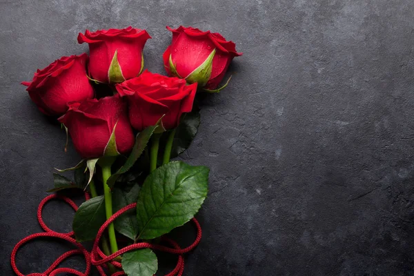 Dia Dos Namorados Cartão Saudação Com Vermelho Rosa Flores Buquê — Fotografia de Stock