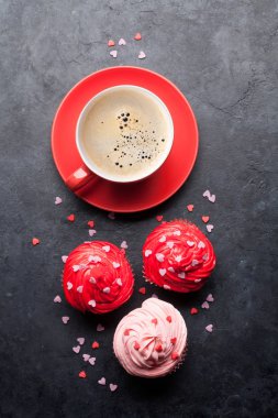 Sevgililer günü tebrik kartı taş zemin üzerine lezzetli tatlı kekler