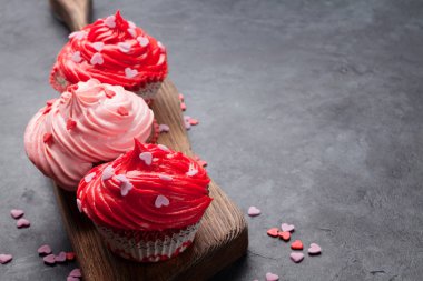 Sevgililer günü tebrik kartı taş zemin üzerine lezzetli tatlı kekler