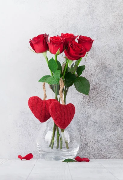 Dia Dos Namorados Cartão Saudação Com Vermelho Rosa Flores Buquê — Fotografia de Stock