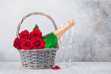 Kırmızı gül ve şampanya ile Sevgililer günü tebrik kartı