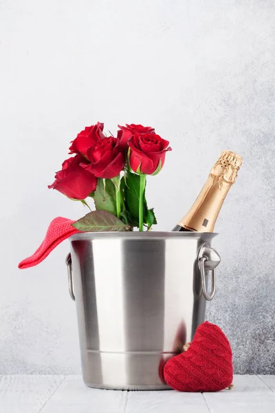 Dia Dos Namorados Cartão Saudação Com Rosas Vermelhas Champanhe — Fotografia de Stock