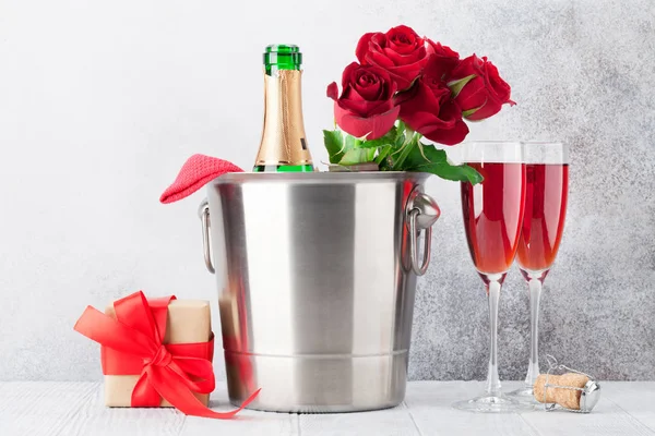 Dia Dos Namorados Cartão Saudação Com Rosas Vermelhas Champanhe — Fotografia de Stock