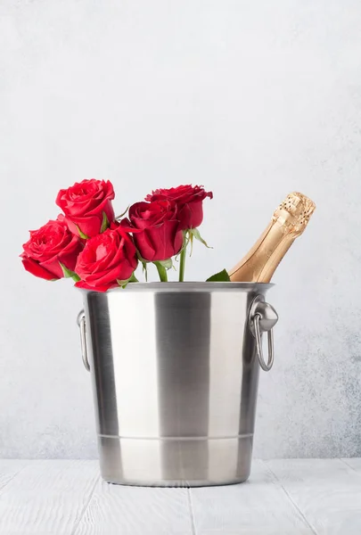 Alla Hjärtans Dag Gratulationskort Med Röda Rosor Och Champagne — Stockfoto