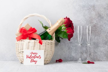 Sevgililer günü tebrik kartı ile şampanya ve gül çiçek buketi. Selam ile alan