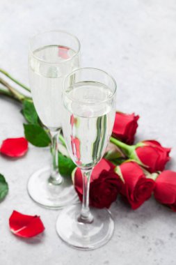 Sevgililer günü tebrik kartı ile şampanya ve gül çiçek buketi. Selam ile alan