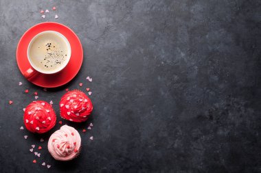 Sevgililer günü tebrik kartı taş zemin üzerine lezzetli tatlı kekler